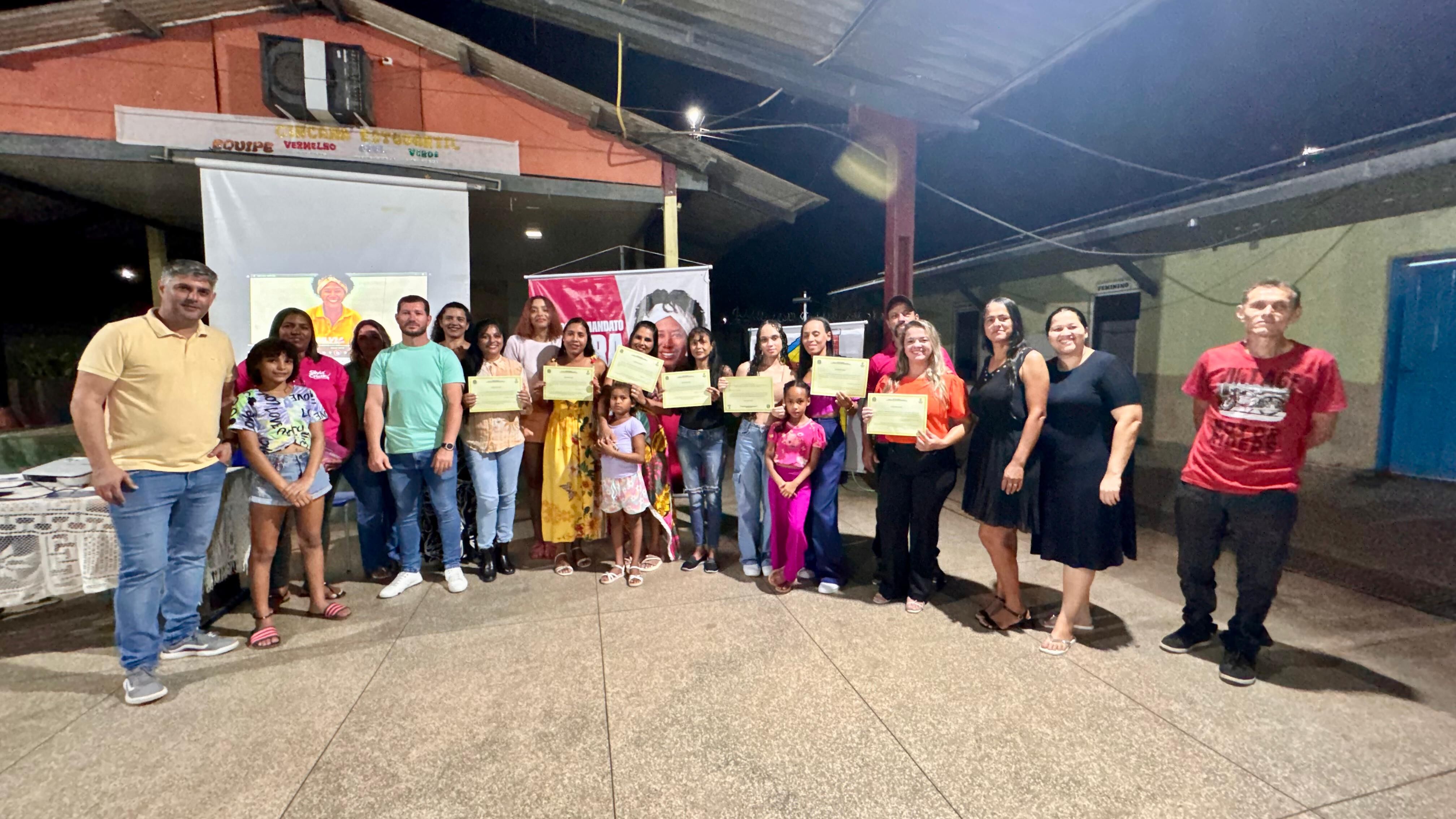 CRISTINA AJUDOU COM EMENDA - Casa da Comunidade entrega certificados da oficina de técnica de maquiagem em Ji-Paraná